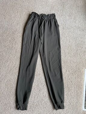 Lululemon Stretch High Rise Jogger size 2 in Dark Olive